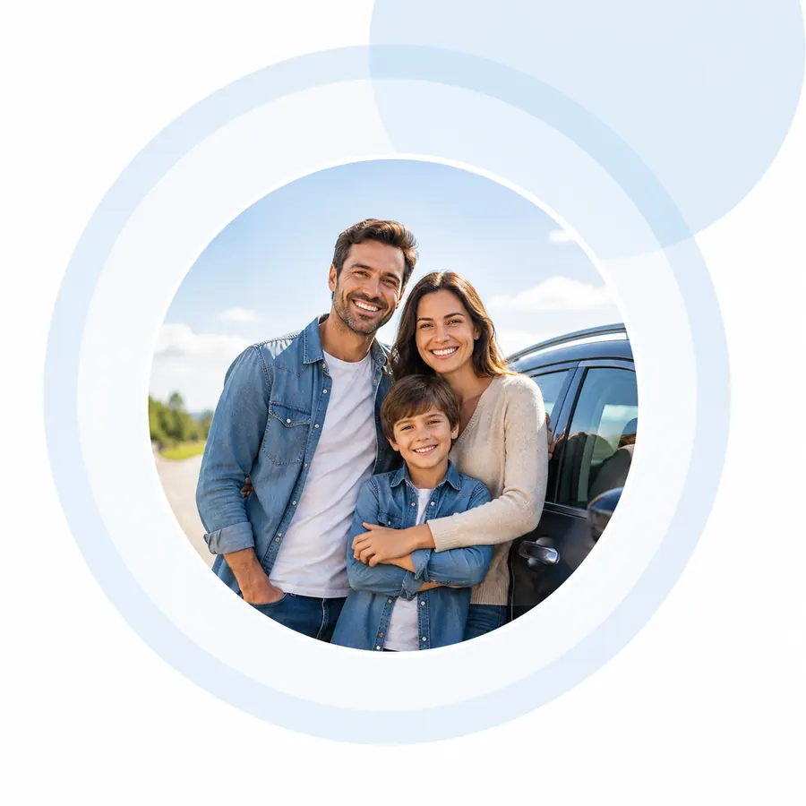 Familia feliz junto a su auto
